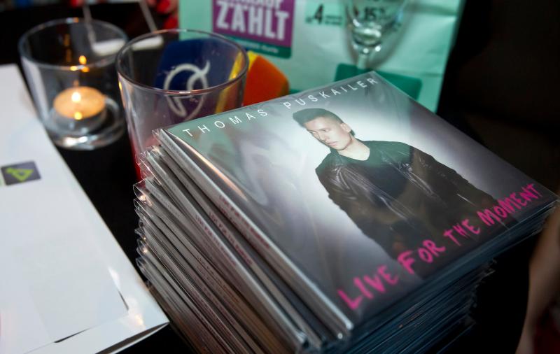 Nový album Thomasa Puskailera pokrstili  pôdou zo štyroch krajín Adela Banášová a Martin Madej! 