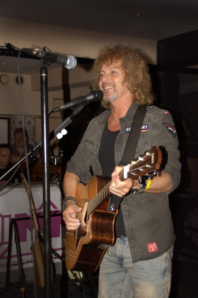 Peter Nagy očaril publikum v Haagu,  najväčšie hity zahral na Česko-slovenskej párty!