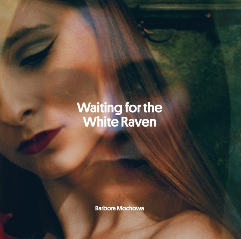 Barbora Mochowa vydává debutové album Waiting for the White Raven