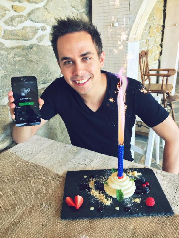 Zpěvák Petr Lexa oslavil čtvrtstoletí. Spolu se Slzou si nadělili vinyl jejich multiplatinového alba a ohlásili termíny pokračování KATARZE TOUR 2016.