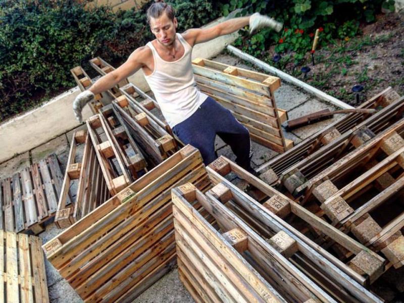 Thomas Puskailer vlastnými rukami vyrobil eko-nábytok, aby sa mu lepšie trénovalo na turné v novej „zenovej“ domácnosti! 