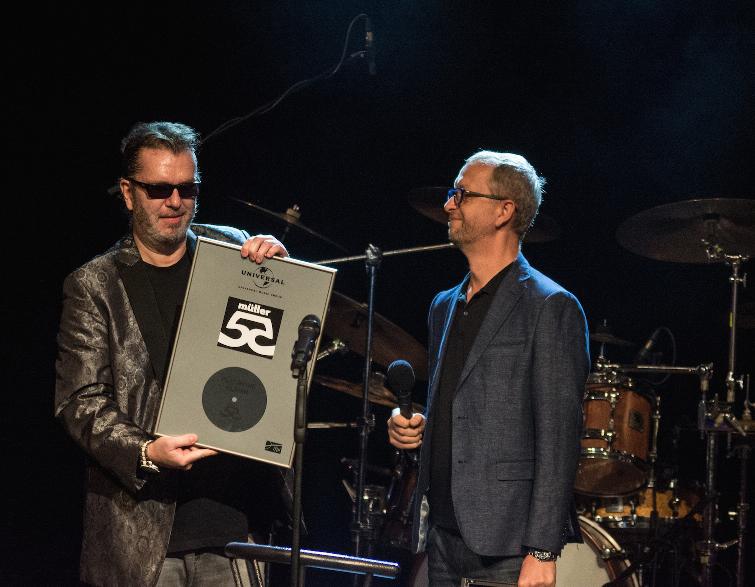 Richard Müller převzal ve dvojnásobně vyprodané Hybernii platinovou desku za prodej alba "55"!