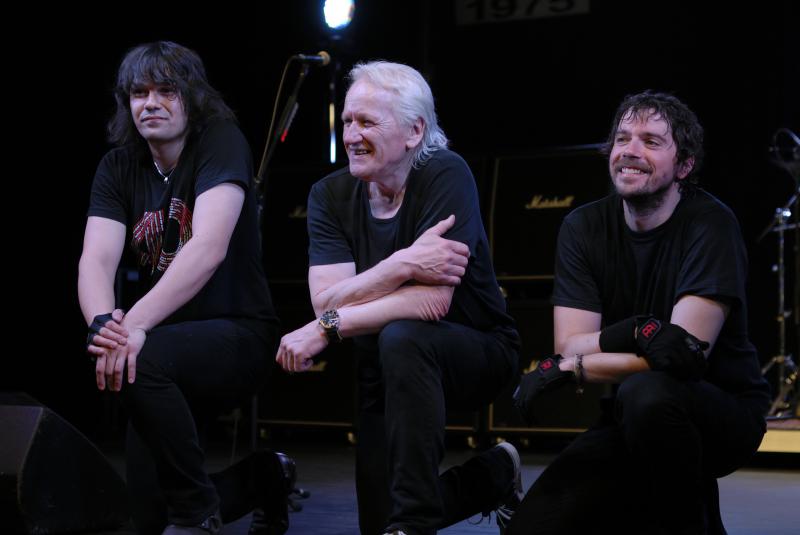 NOVÉ ALBUM KATAPULTU PRÁVĚ VYCHÁZÍ I NA VINYLU A BRZO BUDOU KONCERTY