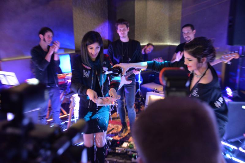 SESTRY CELESTE BUCKINGHAM A CARMEL PARADISE POKRSTILI TRI PROJEKTY V JEDINÝ VEČER