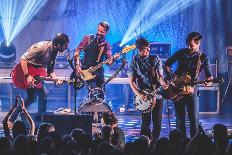 Kapela Jelen se už za pár dní vrátí na koncertní pódia. Atmosféru turné Vlčí srdce připomíná živým videm k písni Pohanská!