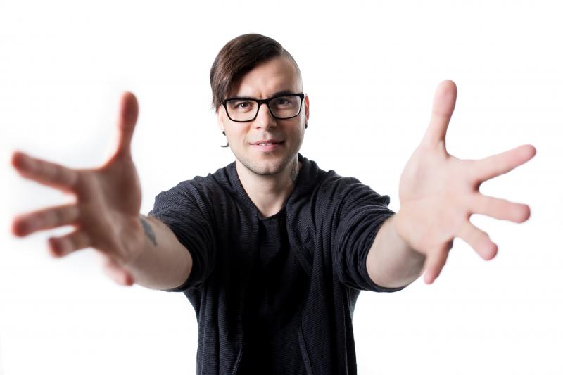 Zpěvák Neny představuje v klipu Inferno svoji temnější stránku