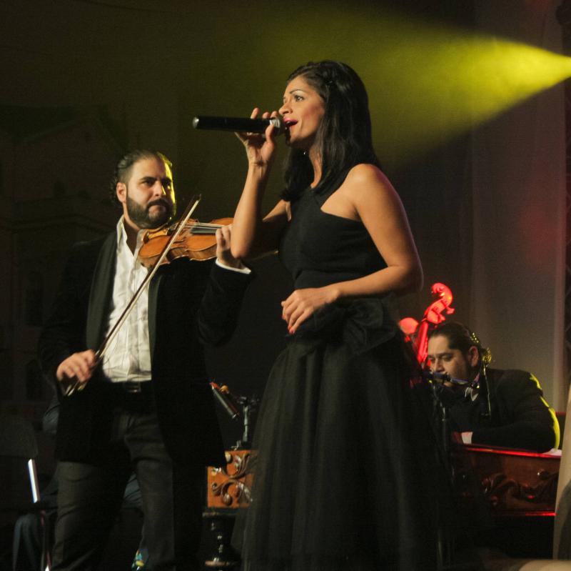 Katarína Knechtová valcuje hitom „Naveky“ slovenský éter a pokračuje v turné s Cigánskymi Diablami