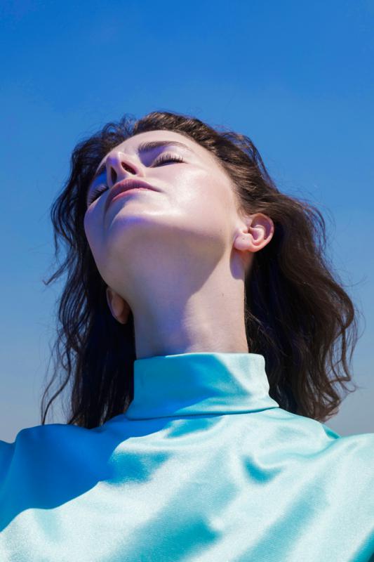 NEVER SOL sa inšpirovala v barokových ,,vanitas”  Pôsobivý klip je fascinujúcim vizuálnym sprievodom k novej piesni Roza