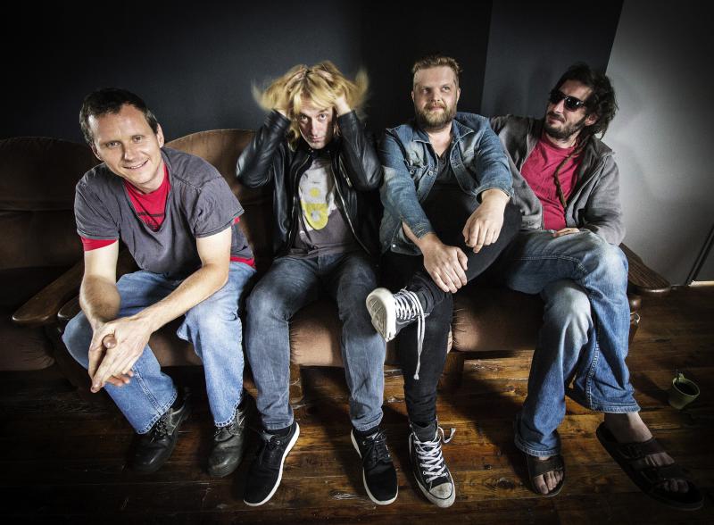 „NA NAŠEM TURNÉ VÁM BUDEME ČÍST A HRÁT,“ ŘÍKÁ VYPSANÁ FIXA, KTERÁ PRÁVĚ PŘICHÁZÍ S NOVÝM VIDEOKLIPEM K PÍSNI ROBÍ VALENTÝN.