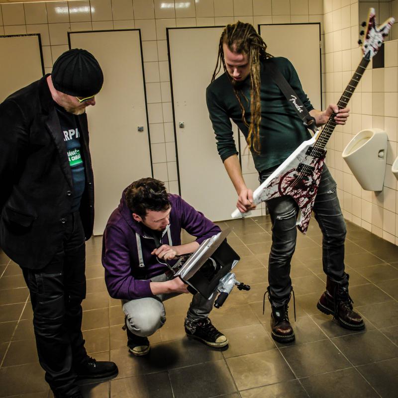 Kontroverzná kapela Karpina nakrúcala videoklip k novej skladbe na záchodoch