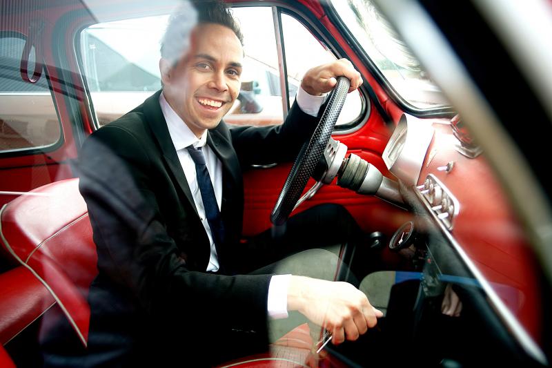 Petr Lexa z kapely Slza dostal v klipu k novému singlu Holomráz opět zabrat! Sekundovala mu herečka Anna Kadeřávková.