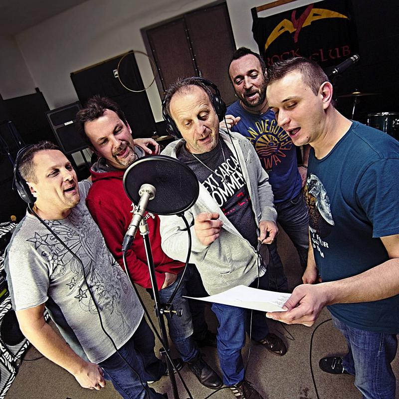 AYA venuje jednu skladbu z nového albumu členovi skupiny Pink Floyd