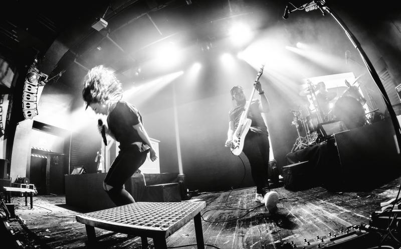 Lenny zazářila v pražském Roxy a převzala Platinové ocenění za album Hearts! Dnes pokračuje druhým vyprodaným koncertem.