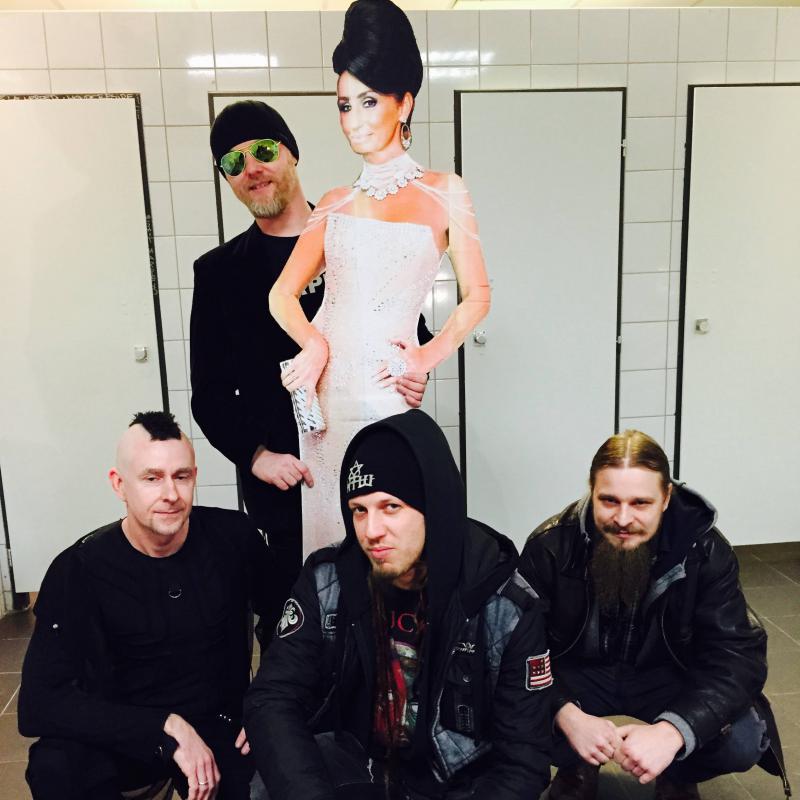 Karpina má nový singel a klip „Láska až za hrob“, ktorý venovala Sise Sklovskej