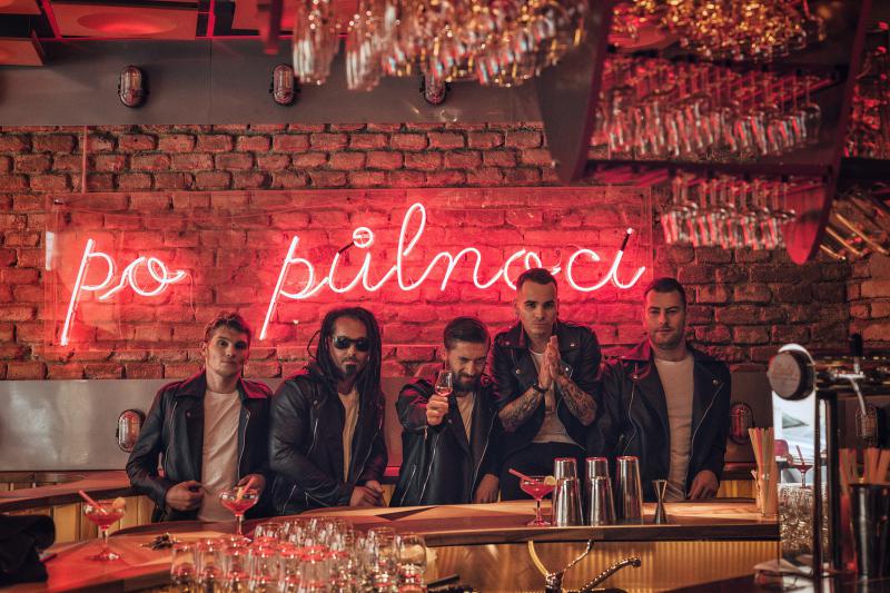 Mandrage si udělali soukromý mejdan s kamerou a Berenikou Kohoutovou. Videoklip k singlu Motýli avizuje novou desku, kterou kapela dokončuje v Berlíně.