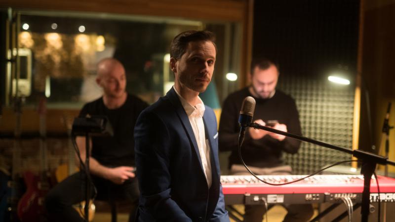 Michael Hopes nahral vlastnú verziu hitu Johna Legenda 'All of me'