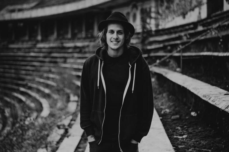 Kartičky a pogy. Jiří Drtil ve své novince oprašuje Staré lásky