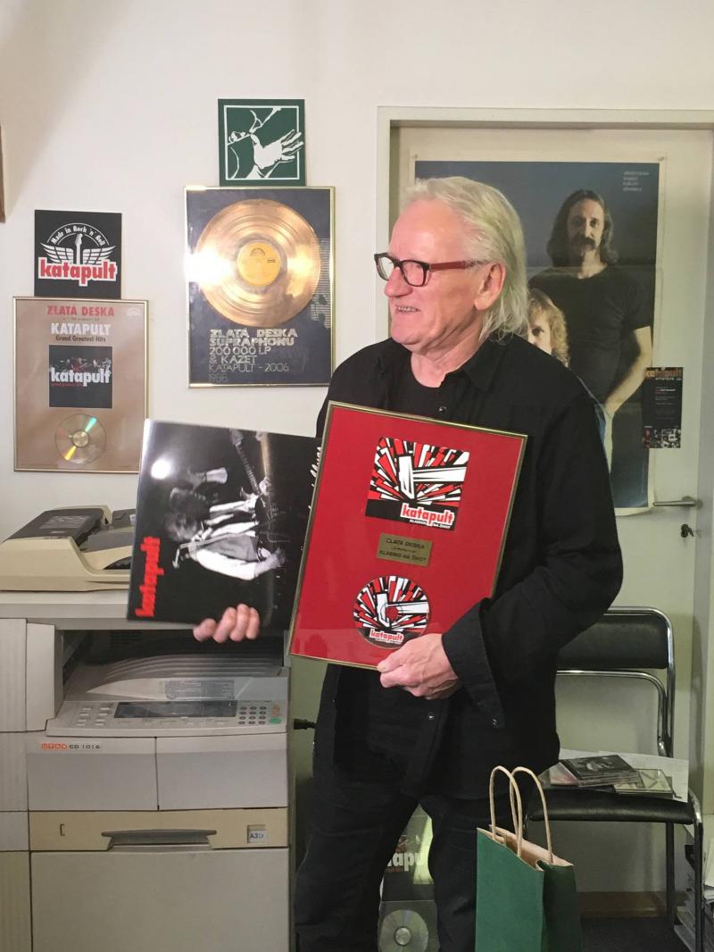 Oldřich Říha dostal k sedmdesátinám Zlatou desku a dvojvinyl