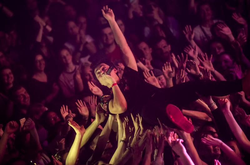 Nespoutaná energie, muzika a jídlo. Mirai vzpomínají na jarní turné prostřednictvím krátkého dokumentu.  Během letošní koncertní sezóny ji čeká na sto vystoupení!