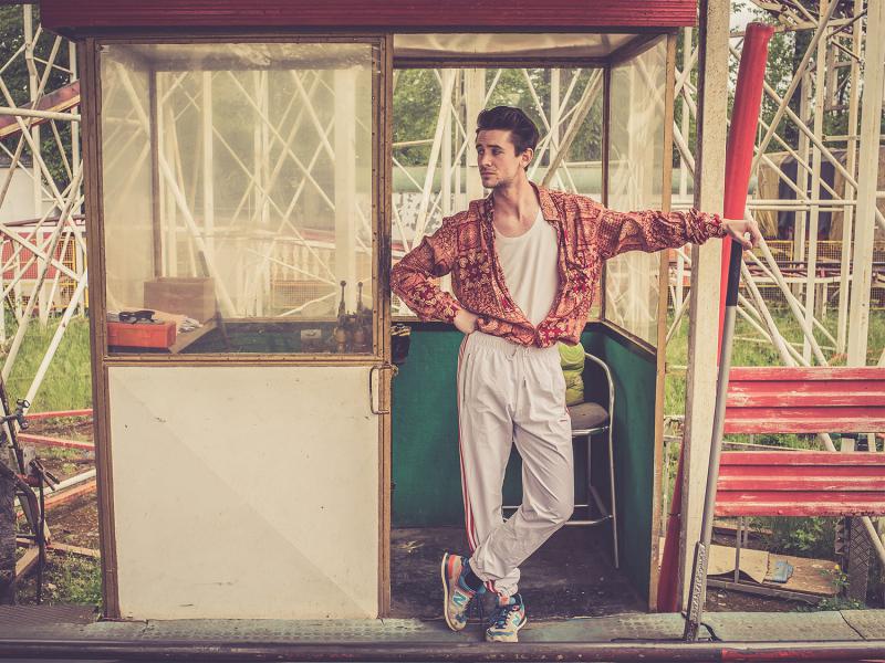 Jan Komínek kvůli novému klipu Gingerhead odhazoval oblečení a tančil Prahou jako smyslů zbavený