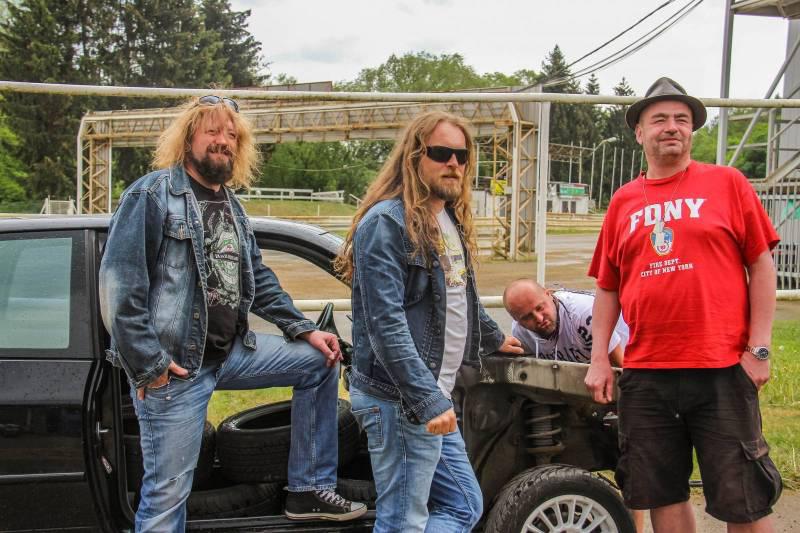 Skupina Harlej natočila klip na závodním okruhu a vyráží na festivalové turné