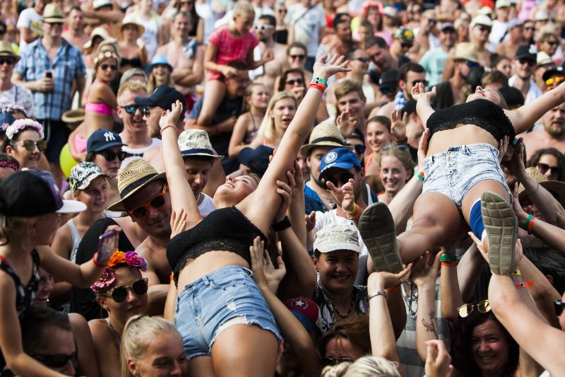 Přehrady fest hned napoprvé vyprodal obě zastávky. Tisíce lidí zpívali, tančili a koupali se