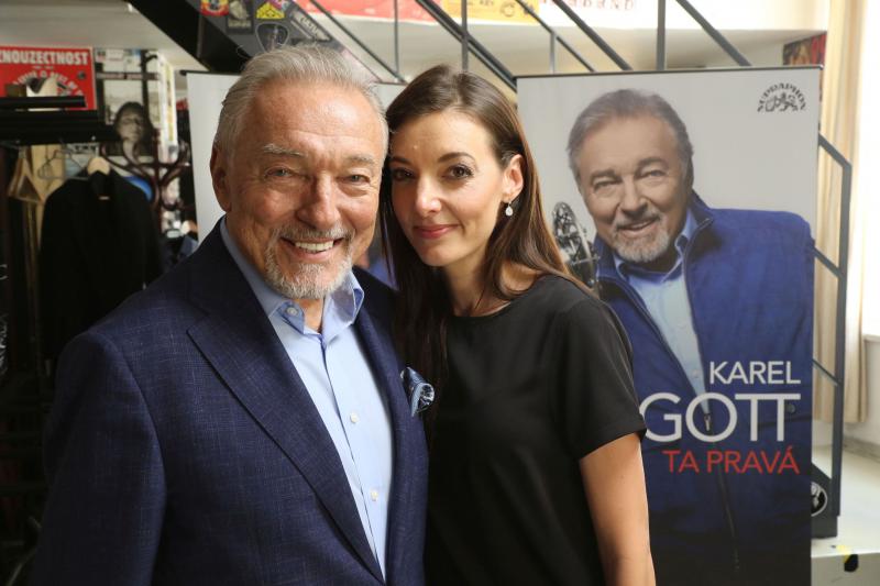 Karel Gott naspieval spoločnú pieseň s mladou talentovanou speváčkou Dashou