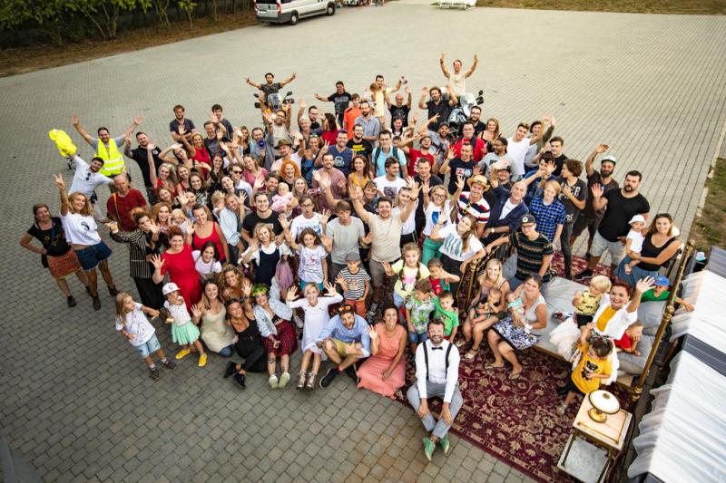 BARBORA POLÁKOVÁ  proměnila vysílání na Instagramu v klip. Sestřih záběrů z desítek mobilů teď míří na Youtube