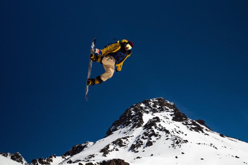 Ben Cristovao si v novém klipu MOWGLI užívá alpské svahy a s angličtinou se vrací na snowboard