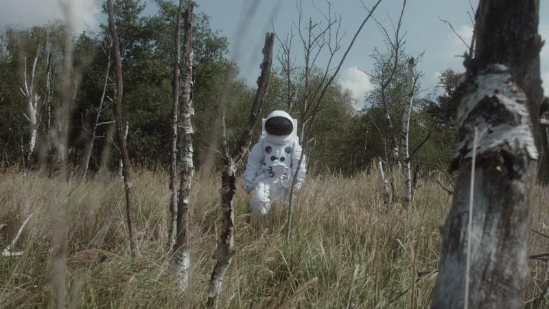 Martin Hrubý se v novém singlu vrací nohama na Zem