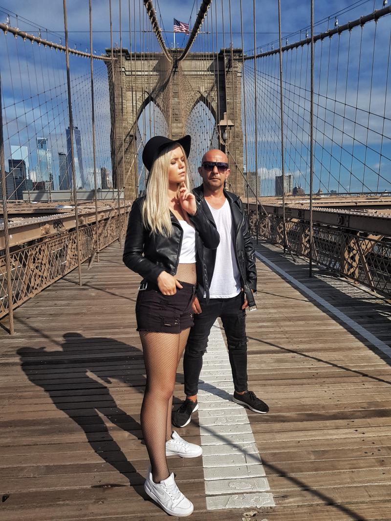 Skupina Verona vydala nový singl s názvem Parabola.  Klip k písni vznikal v New Yorku.