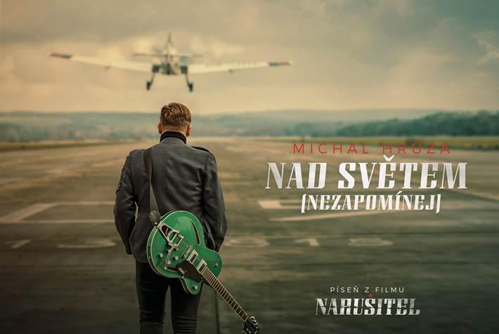 Michal Hrůza v novém videoklipu připomíná příběh muže, který se odvážně vydal na křídlech za svobodou