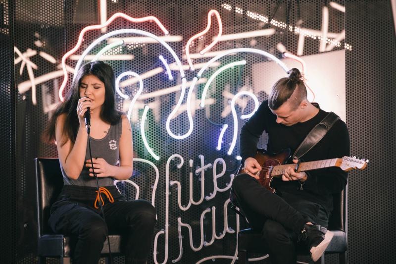 CARMEL PARADISE sa presťahovala na Slovensko a pripravuje kopec noviniek. Štartuje novou live verziou svojho posledného singla Selfish.