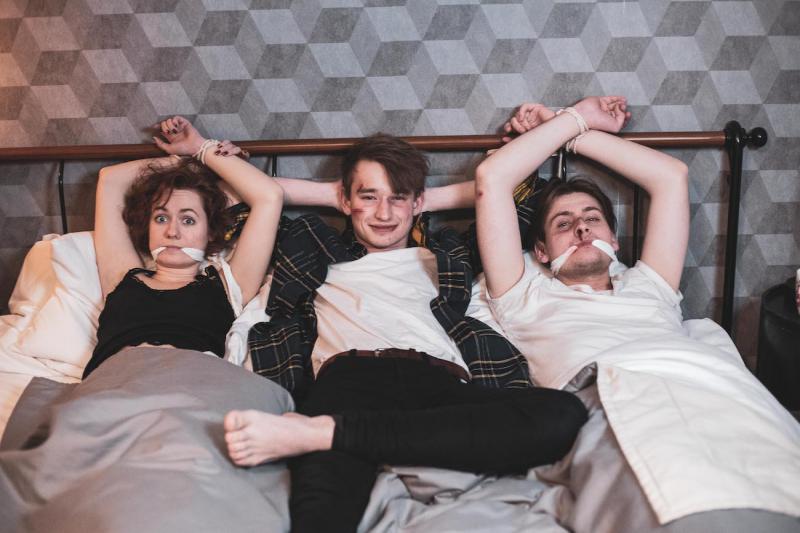 V novém klipu kapely Brixtn je zpěvák za dokonalého psychopata