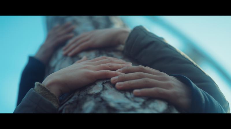 PARA predstavila nový videoklip k piesni Svadobná. Prostredníctvom rúk odhaľujú najkrajší cit.