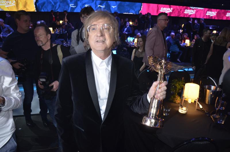 Čerstvý držitel Ceny Anděl Miro Žbirka v novém klipu připomíná Formanův Konkurs i legendární Semafor