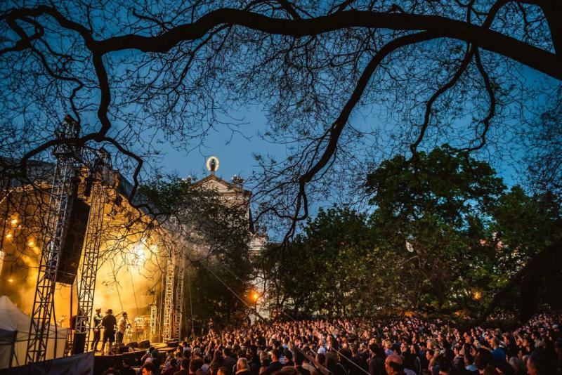 Festival Mladí ladí jazz vyvrcholí na Karlově náměstí s Jaga Jazzist, Moon Hooch i finalisty soutěže Jazzfruit