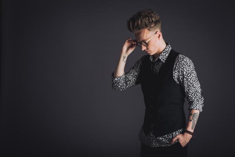 Vojta Drahokoupil zpívá o vztahových kolotočích v klipu Měsíc