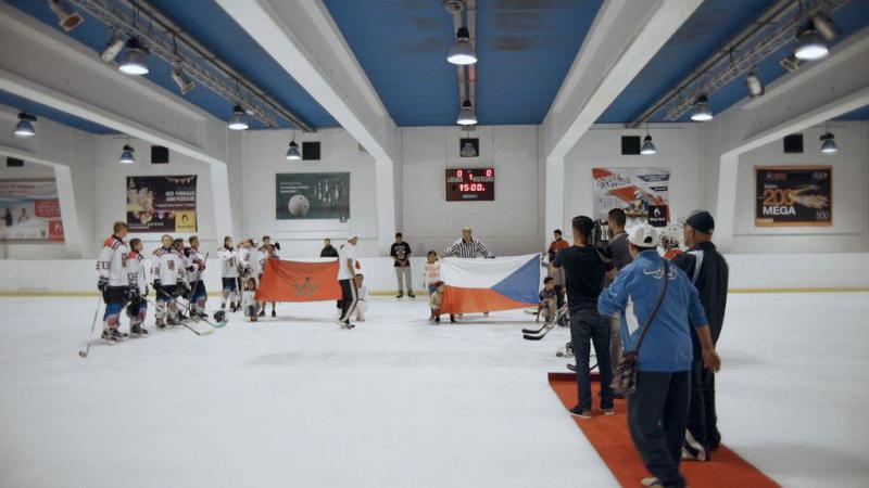 2 hokejová mužstva, 2 kultury, 1 hra = nová sportovní komedie Letní hokej