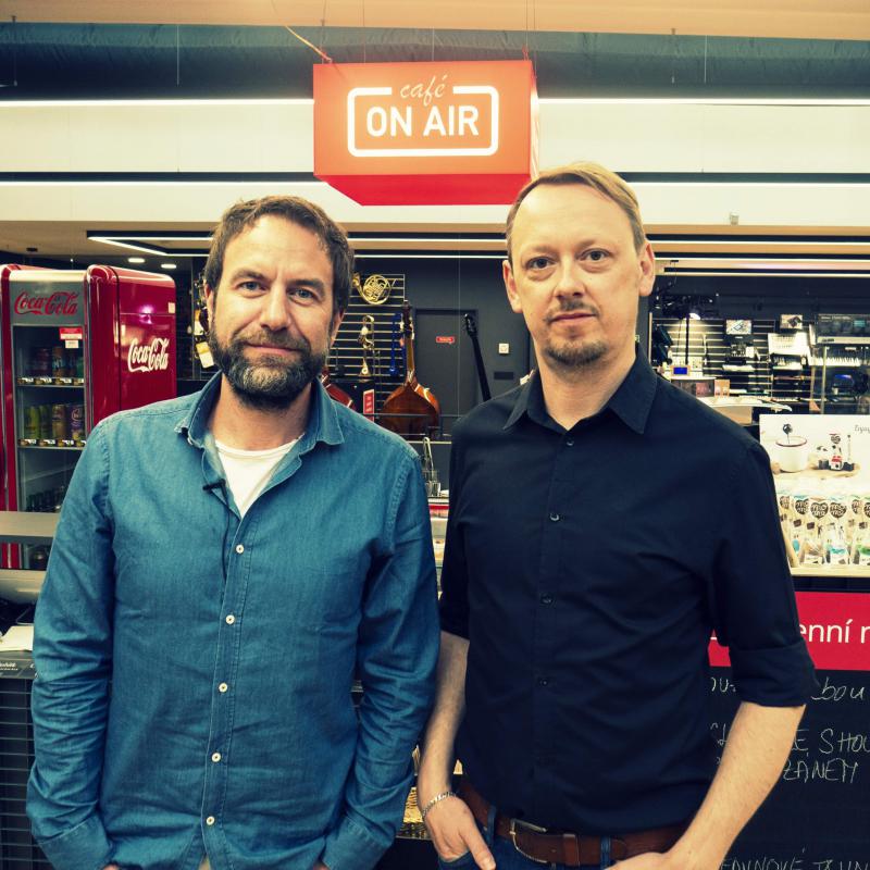 Kytary.cz rozjíždějí talk show s muzikanty On Air. Pořad o hudbě napříč žánry i generacemi moderuje Pavel Kučera.