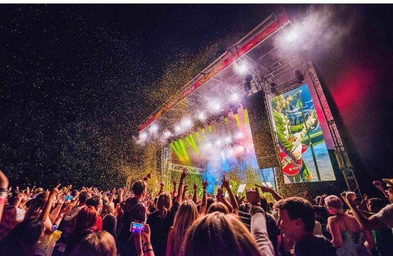 Klus, Langerová nebo Wanastowi Vjecy se připravují na Létofesty. Ztracený přiveze premiérově dechovou sekci, Macháček si užije poslech kapel 'zezadu'.