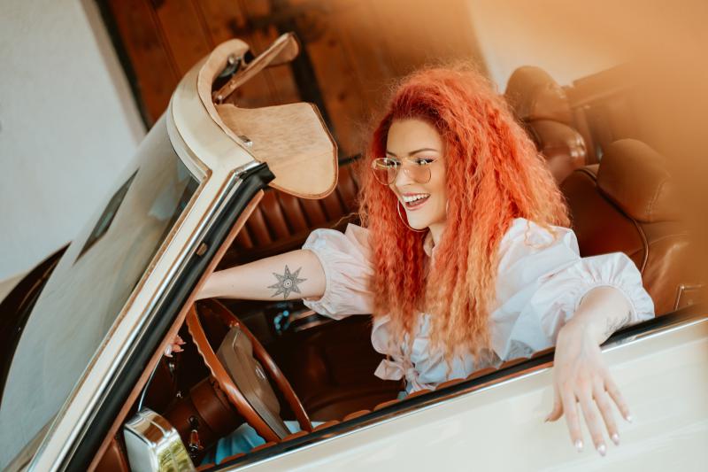 Barbora Švidraňová prichádza s letným songom 'Tu a teraz', v klipe vyzerá očarujúco a jazdí na Cadillacu