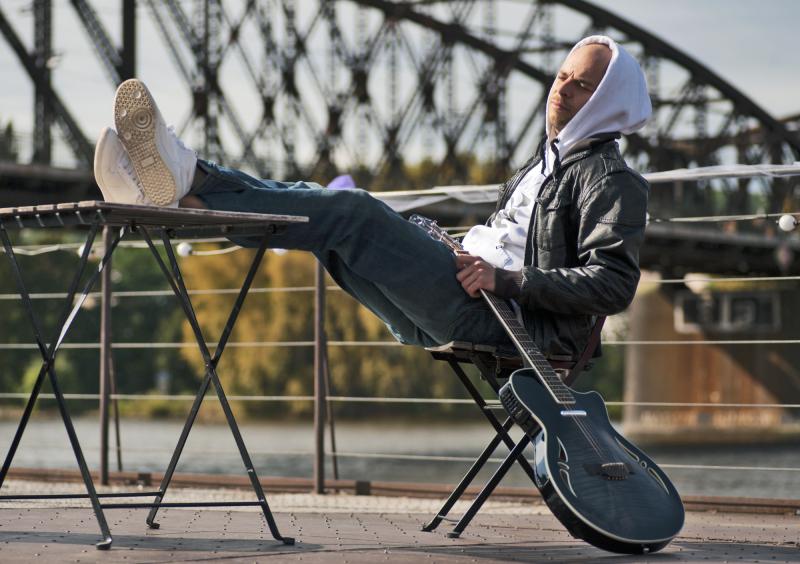 VOJTAANO se stylově vrací v klipu Nestárnem