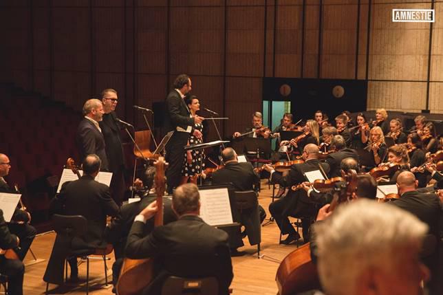 David Koller, Richard Müller a Viki Olejárová zpívají Kryla v písni k filmu Amnestie