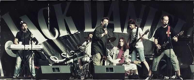 Punkovo-recesicitská kapela Oplan ukazuje v novom klipe holý pupok