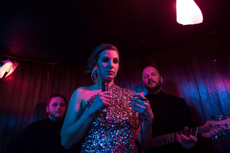 Dárek pro ty, kdo neslaví Valentýna: Hudební klip Sama je manifest všech osamělých