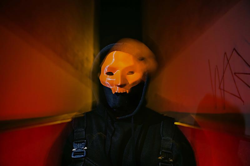 Nejúspěšnější mladý český producent startuje maskovanou sólovou kariéru