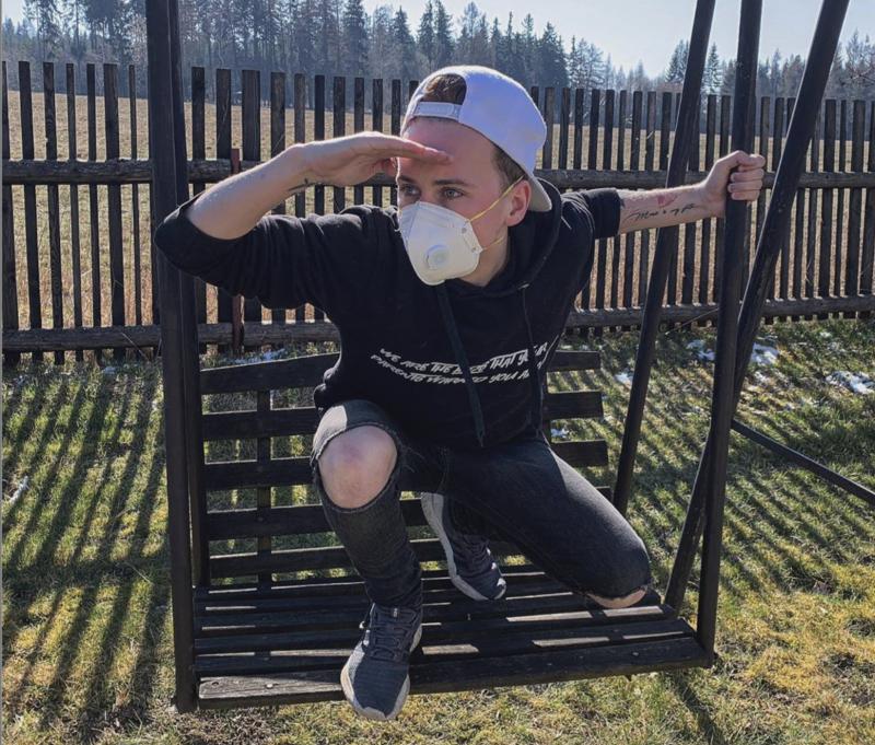 Vojta D do světa posílá song Karanténa, glosuje v něm s nadsázkou současnou situaci