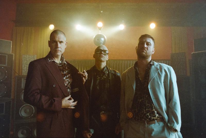 7krát3 v novém klipu s PSH rozhýbává kyčelní implantáty