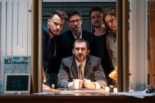 Martin Hoffmann se v klipu Michala Kindla proměnil v úředníka